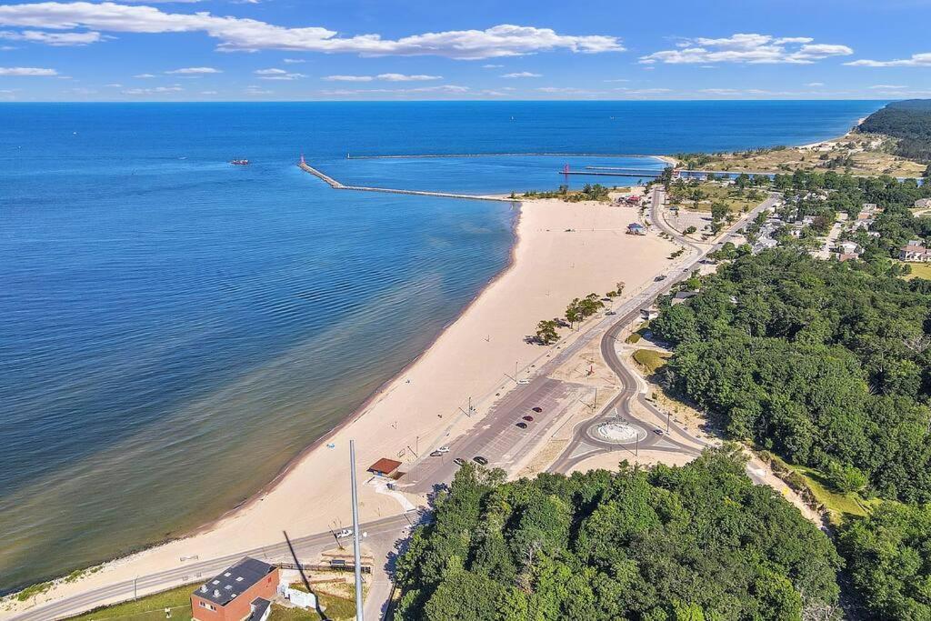 Coastal Comfort Meets Beachside Bliss Muskegon Exterior photo